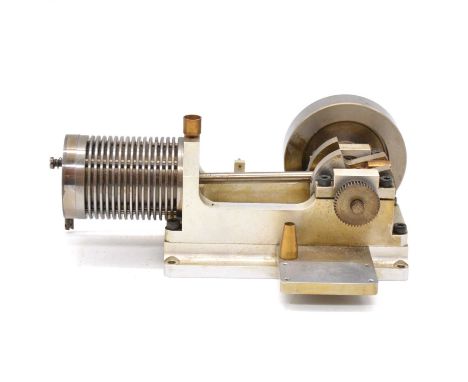 A horizontal model engine, length 19cm