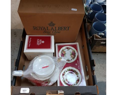 Royal Albert 'Old Country Roses' ceramics including teapot, cups, saucers, vase, etc. - boxed