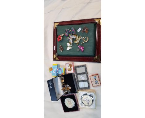 A mixed lot comprising costume jewellery brooches, cufflinks, compact, etc.