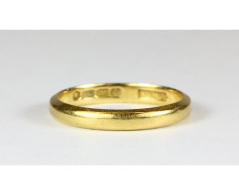 A 22ct gold wedding band (K)