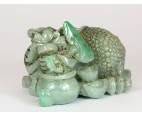 A lovely 19th / early 20th century Chinese carved jadeite jade figure of Chan the 3 legged toad "with cash" H 4.5cm W 8.5cm e
