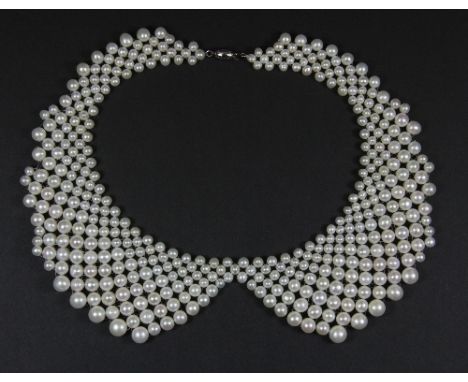A vintage style collar necklace of cultured pearls