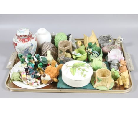 A tray lot of collectable ceramics to include Franklin Mint bisque models and Wade examples.