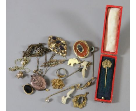 A small box of assorted ladies jewellery to include brooches tie pins, yellow metal items, locket etc.