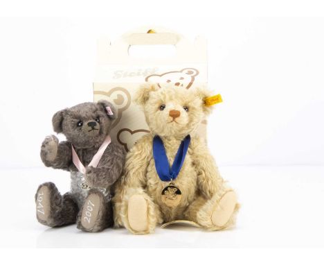 A Steiff limited edition Royal  Diamond Wedding teddy bear 531 for the year 2007, made exclusively for Danbury Mint, with 60t