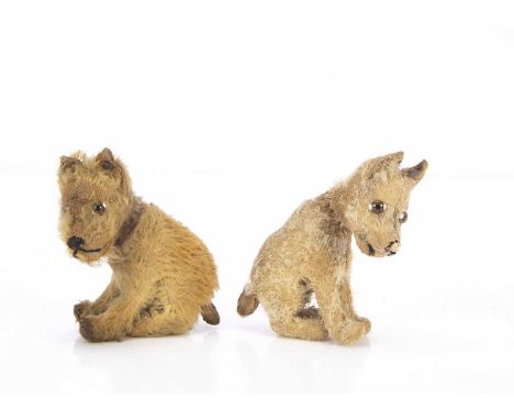 Two Steiff head-turning Rattler dogs 1930 -1942, seated with blonde mohair, brown, black and white glass eyes, black stitched