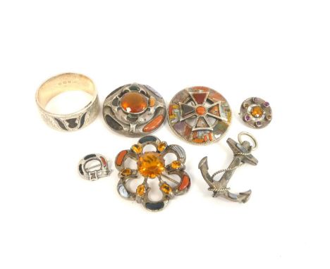 Group of Scottish silver pebble jewellery to include a circular plaid brooch with central cross, sentimental anchor brooch an