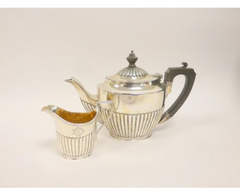Silver teapot and jug by Elkington 1908. 432g (2) 
