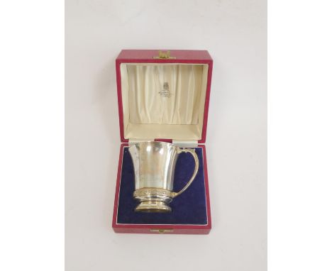 Silver mug and napkin ring with celtic bands, 1953, cased 184g 