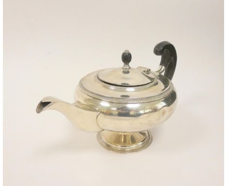 Silver tea pot with ebony surmount by John Round, Sheffield 1929. 628g 