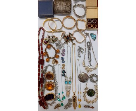 A quantity of vintage costume jewellery to include a Spinx gold tone and purple glass cabochon brooch and others together wit