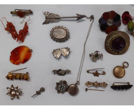 Vintage costume jewellery to include early 20th Century white metal and silver brooches together with a micro mosaic broochLo