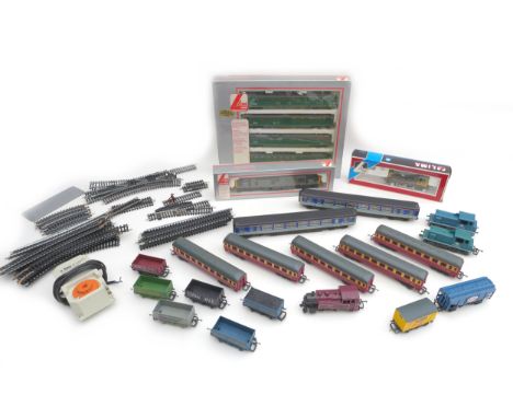 A collection of Lima trains and rails, including a Scottie Dog Rail freight loco, 205112, a Lima HO scale Unloading container