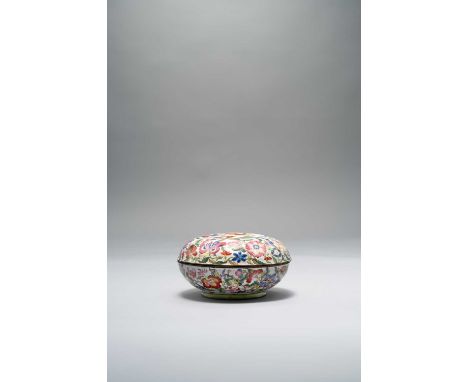 A CHINESE CANTON ENAMEL 'EUROPEAN SUBJECT' CIRCULAR BOX AND COVERQING DYNASTYThe cover painted with a lady playing a musical 