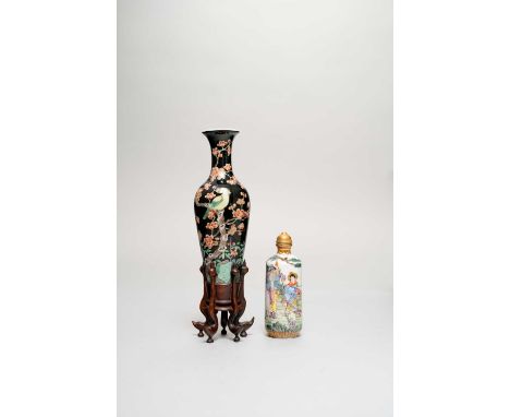 A CHINESE FAMILLE NOIRE AMPHORA AND A FAMILLE ROSE SNUFF BOTTLEQING DYNASTY AND REPUBLIC PERIODThe amphora vase painted with 