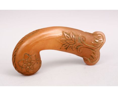 A GOOD INDIAN MUGHAL / ISLAMIC CARVED JADE / QUARTZ DAGGER HANDLE, the handle with foliage carving, 14cm.