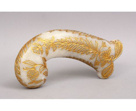 A GOOD INDIAN MUGHAL / ISLAMIC CARVED JADE &amp; GILT DAGGER HANDLE, the handle incised with gilt, 13cm.