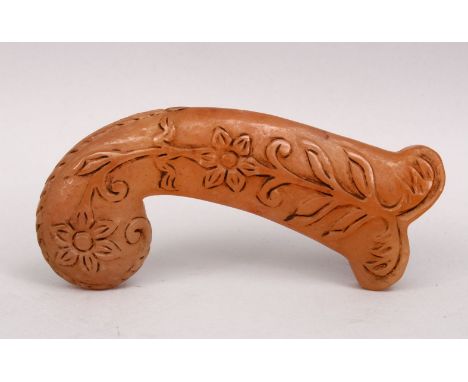 A GOOD INDIAN MUGHAL / ISLAMIC CARVED JADE / QUARTZ DAGGER HANDLE, with carved floral motifs, 13cm.