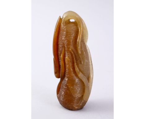 AN UNUSUAL SIGNED CHINESE CARVED JADE OR HARD STONE CARVED GINSENG ROOT SEAL. the unusual seal well carved in the form of a r