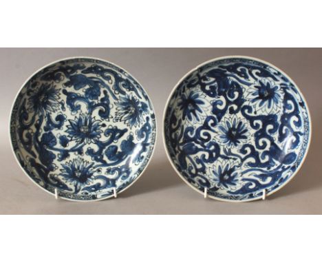 A PAIR OF CHINESE KANGXI PERIOD BLUE &amp; WHITE SHIPWRECK PORCELAIN PLATES. 22cm diameter.