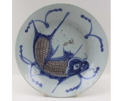 A LATE MING DYNASTY CHINESE CERAMIC PLATE, hand painted carp decoration, in cobalt blue and iron red, 23.5cm in diameter 