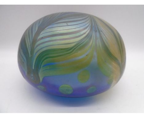 An iridescent glass lamp shade, aperture width 14cm, height 18cm