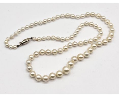 A pearl necklace with 9ct gold clasp