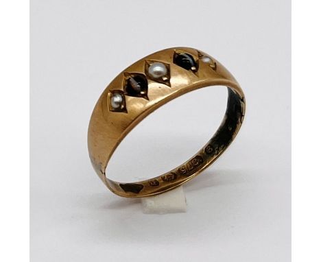 A Victorian 9ct gold ring set with agate and seed pearls, total weight 1.5g
