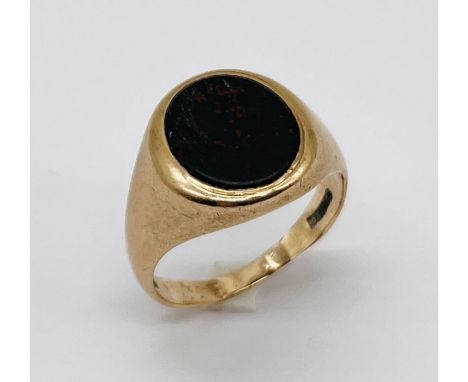 A 9ct gold gentleman's signet ring, total weight 5.6g