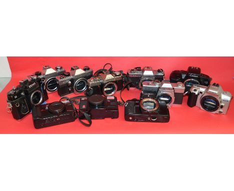 POLICE > 11 assorted vintage cameras including Canon, Praktika, Minolta.[NO RESERVE]  [VAT ON HAMMER PRICE]