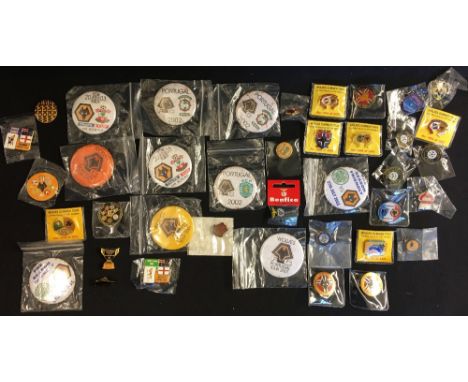 Collection of Wolverhampton Wanderers badges 'Football League Cup Winners', 'Out of Darkness Cometh Light', 'Benfica', '2005 