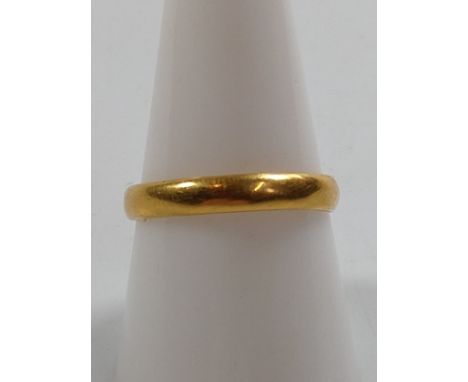 A 22ct gold wedding ring, size R