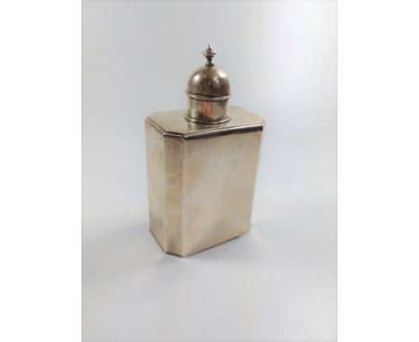 A small silver tea caddy. London 1913. 131gms. (Reproduction of 1719 caddy)