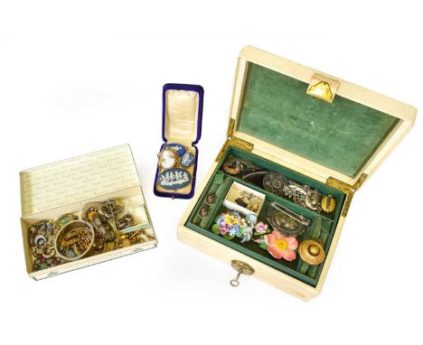 A Quantity of Jewellery, including a Victorian brooch, an enamel locket, various hardstone lockets, Wedgwood Jasperware brooc