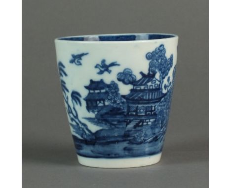 A Caughley beaker transfer-printed in the Willow Nankin pattern, with additional painted blue wash a painted concentric line 