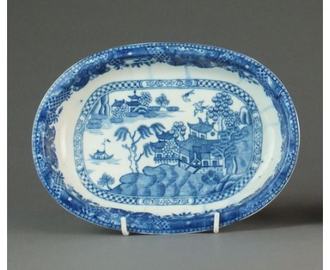 An oval Caughley baking dish transfer-printed in the Willow Nankin pattern, circa 1783-90, unmarked, 22.3cm wide (star cracks