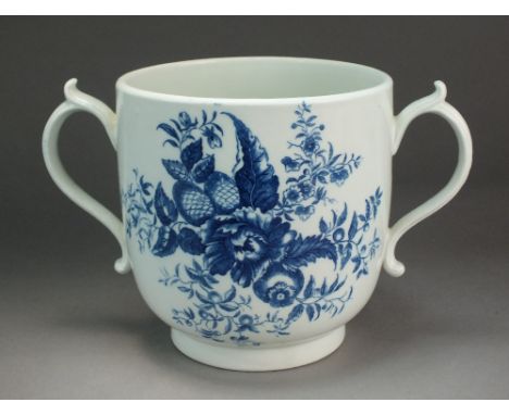 A Caughley twin handled urn transfer-printed in the Pine Cone pattern, circa 1777-88, unmarked, 14.5cm diameter (cracked)Prov