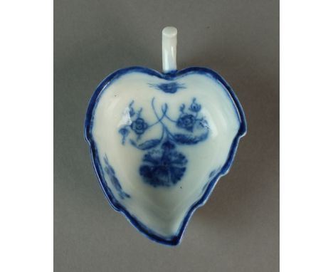 A Caughley butter boat painted with the Gillyflower 1 pattern, circa 1780, unmarked, 7.2cm longProvenance: Wright Collection 
