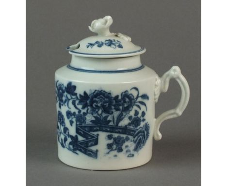 A Caughley wet mustard pot and cover transfer-printed with the Fence pattern, circa 1778-88, within concentric double blue li