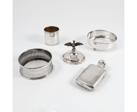 A small silver hip flask, Birmingham 1891, weight 1oz, together with a silver beaker, with gilt wash interior, London 1906, w