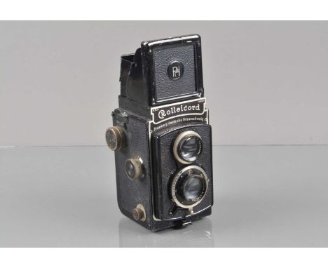 A Rolleicord I TLR Camera, shutter working, body G, some paint wear to edges, with Carl Zeiss Jena 7.5cm f/3.8 Triotar lens, 