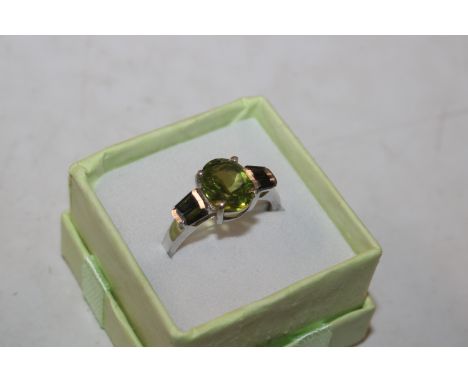 A Sterling silver, peridot and chrome Diopside set ring, rings size S