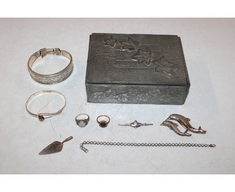 A pewter mounted box and contents to include silver brooch in the form of dolphins, a 925 silver gilt ring, a 925 silver and 