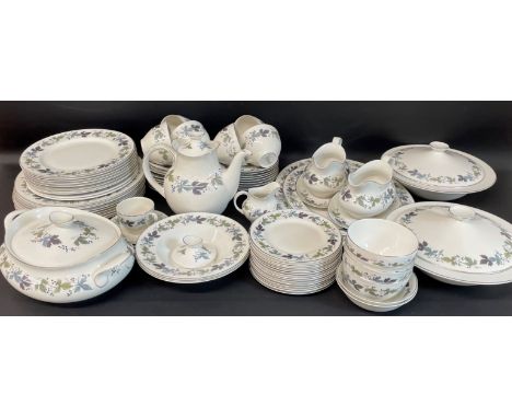 Royal Doulton Burgundy pattern part dinner/tea service&nbsp;