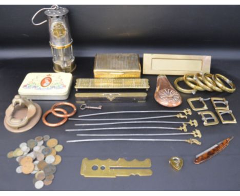 Selection of copper &amp; brass collectables including 2 bull rings, cribbage board, spirit level, curtain rings, button poli