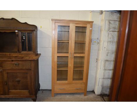 MODERN LIGHT OAK TWO DOOR DISPLAY CABINET WITH SINGLE DRAWER BASE, 91CM WIDE