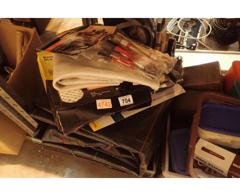 Box of mixed tools, brushes etc. Not available for in-house P&amp;P, contact Paul O'Hea at Mailboxes on 01925 659133 