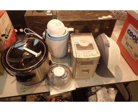 Quantity of electricals including a slow cooker, yoghurt maker etc. Not available for in-house P&P, contact Paul O'Hea at Mai