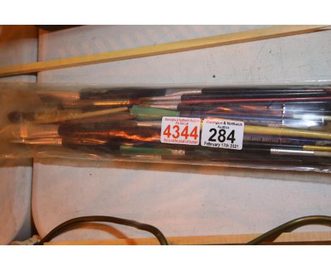 Quantity of artist paint brushes. P&amp;P Group 1 (£14+VAT for the first lot and £1+VAT for subsequent lots) 
