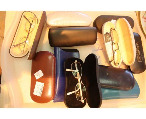 Tray of reading glasses including Versace. P&amp;P Group 1 (£14+VAT for the first lot and £1+VAT for subsequent lots) 